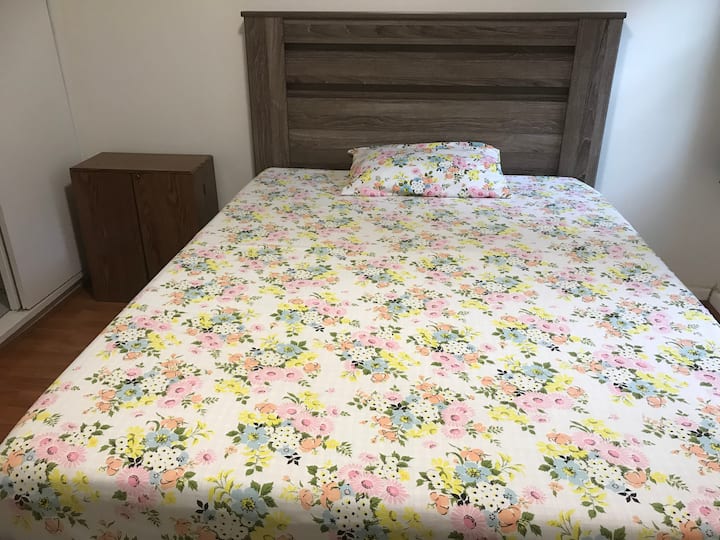 Një krevat dopio "queen" me një dyshek të ri jashtëzakonisht të fortë me cilësi të lartë. Do të ishe në gjumë të shëndoshë dhe të rehatshëm.