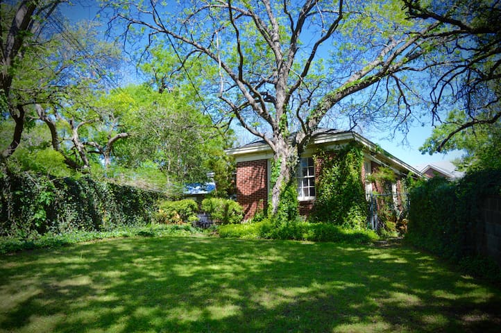 Historic cottage in Cameron Park
