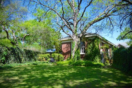Historic cottage in Cameron Park