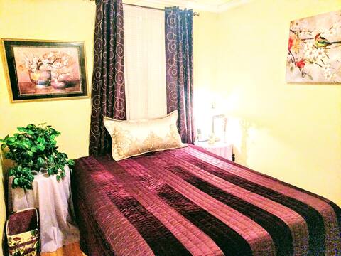 Plum Paradise Queen Suite at Angie's BnB