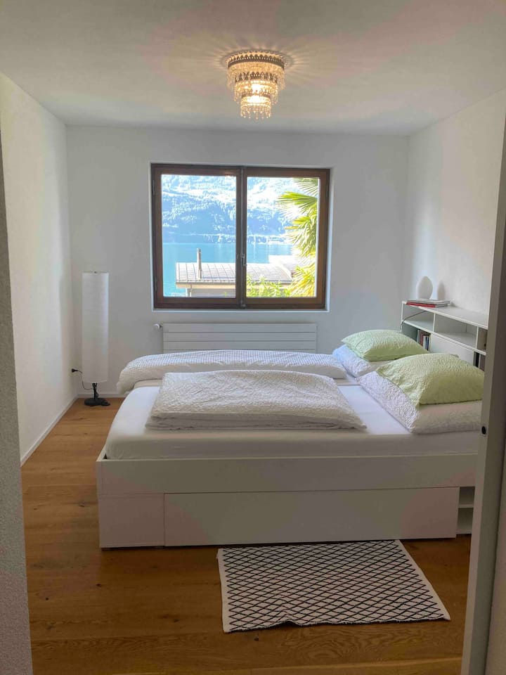 a comfortable double bed (180x200)with dressing room
with a view of the lake and mountains. Can be darkened.