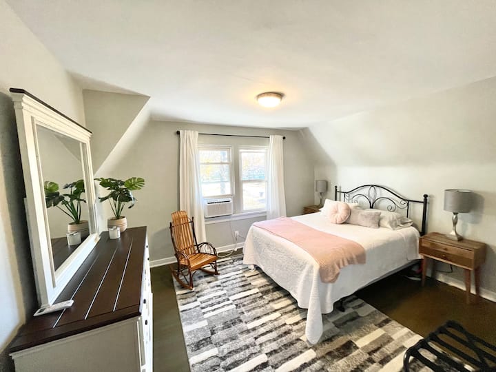 Spavaća soba na katu. 