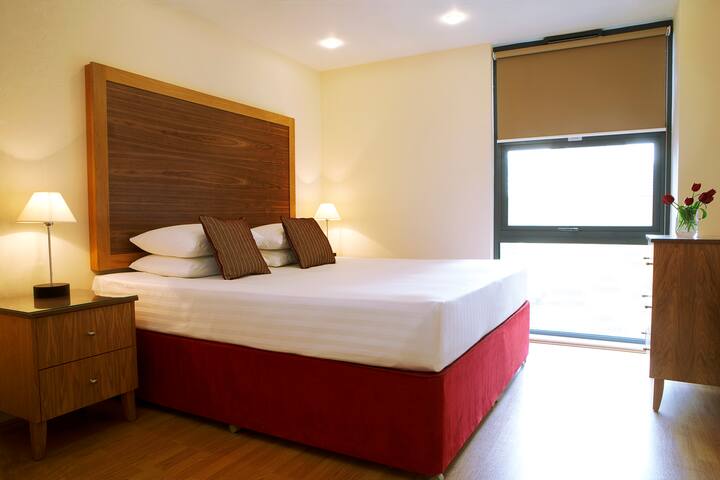 Two bedroom penthouse in secure building, 24h concierge minutes from Canary Wharf Underground Station gallery image 4