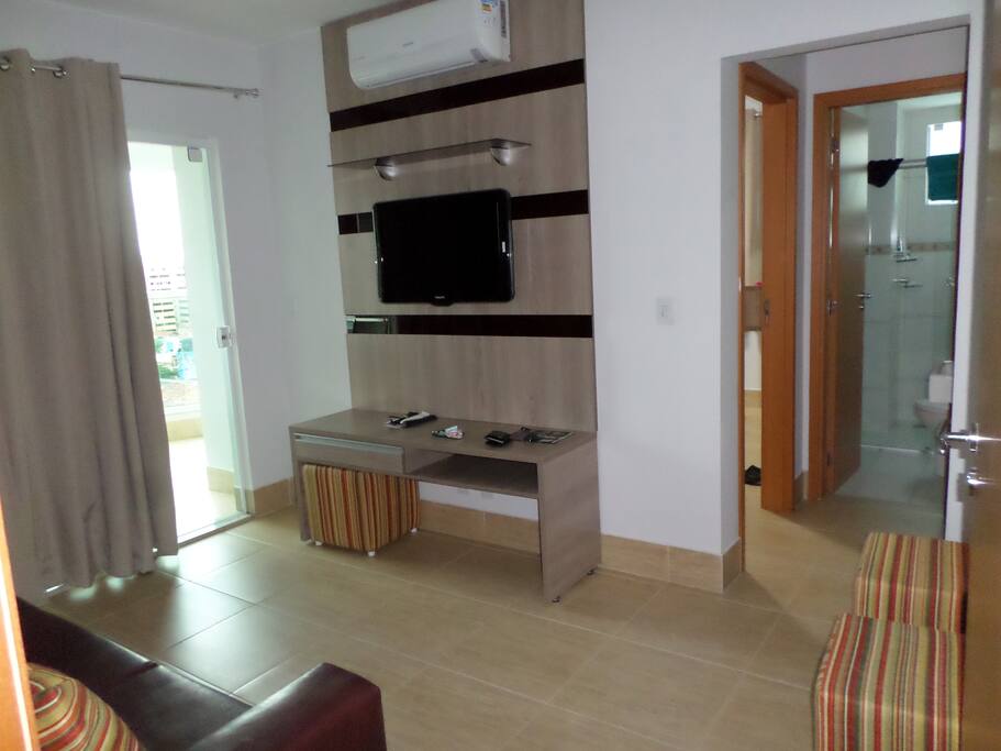 TV LCD 32", sofá cama para 2 pessoas; ar condicionado e acesso a varanda.