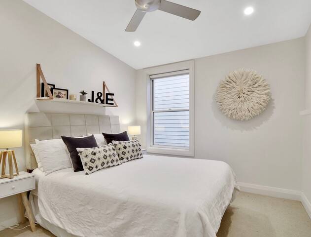 Willoughby 3 bedroom family home -with pool!! gallery image 4