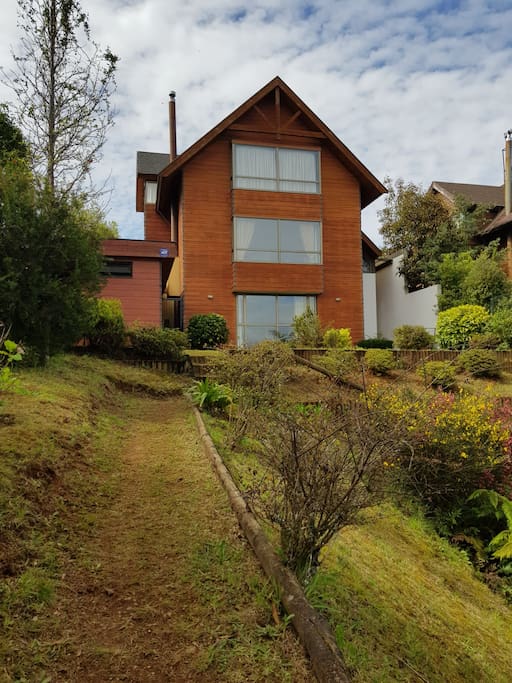 Nuestro hostel desde el jardín posterior. Un bello jardín para descubrir!