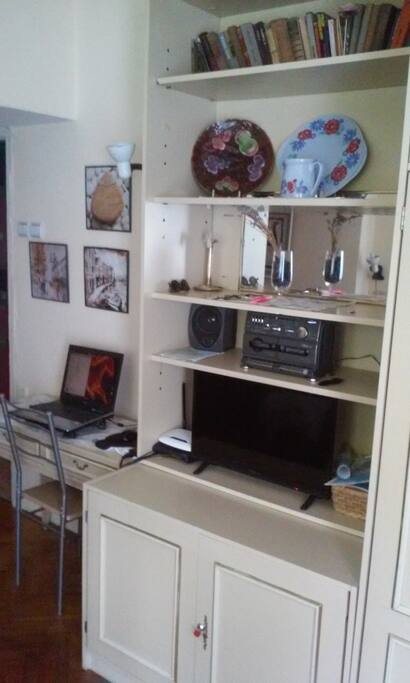 Desk for laptop, wi-fi, flat TV, kable tv