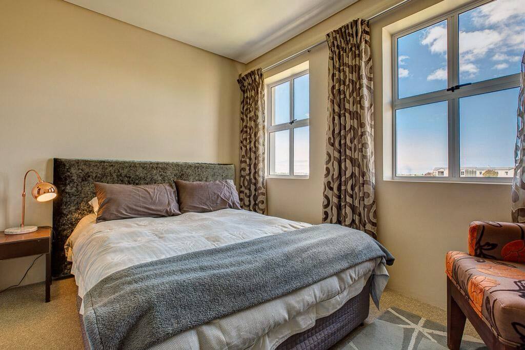 Upstairs second bedroom en suite shower
