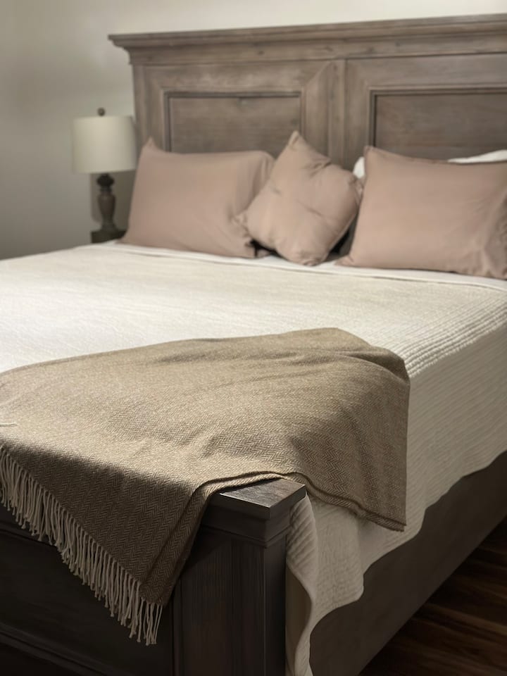 Chumba cha kulala cha msingi kina kitanda cha starehe cha mfalme, runinga janja na meko