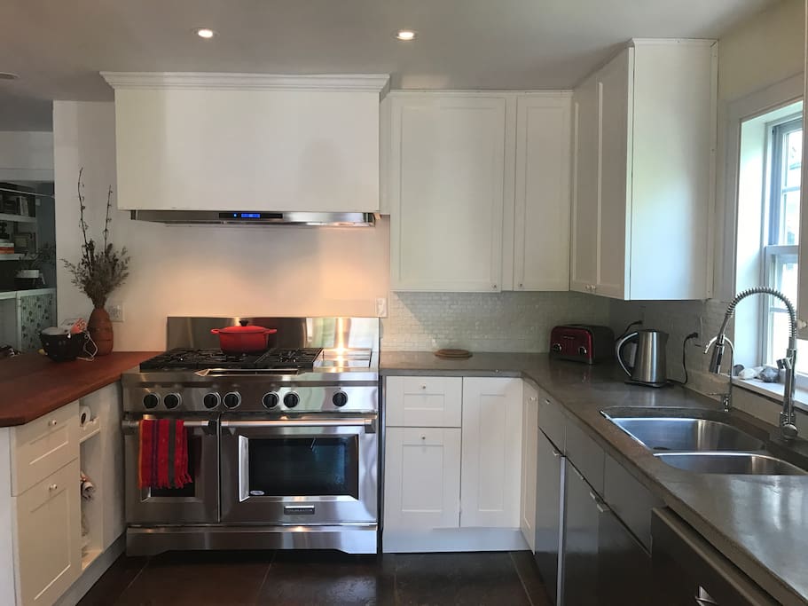 Brand new chef's kitchen with 6-burner stove and top of the line appliances