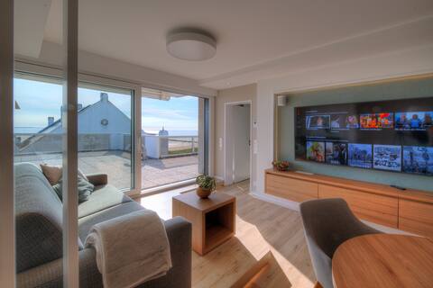Top deck penthouse apartment with lake view