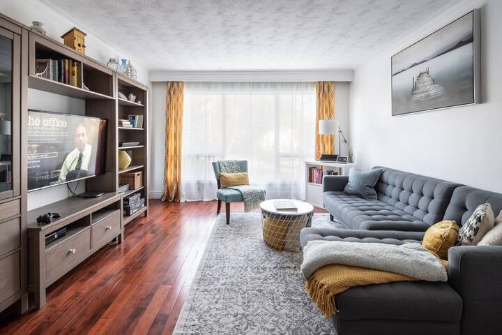 Tasteful decorum 3 bdrm home with coffee &wine bar gallery image 4