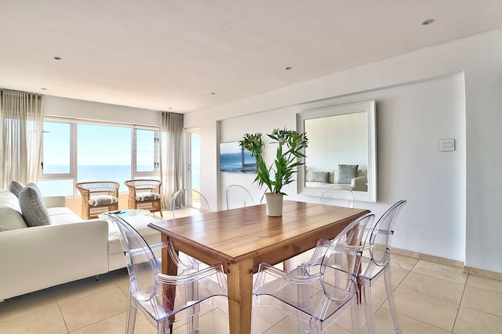 Mouille Point Beach Front. Best location.