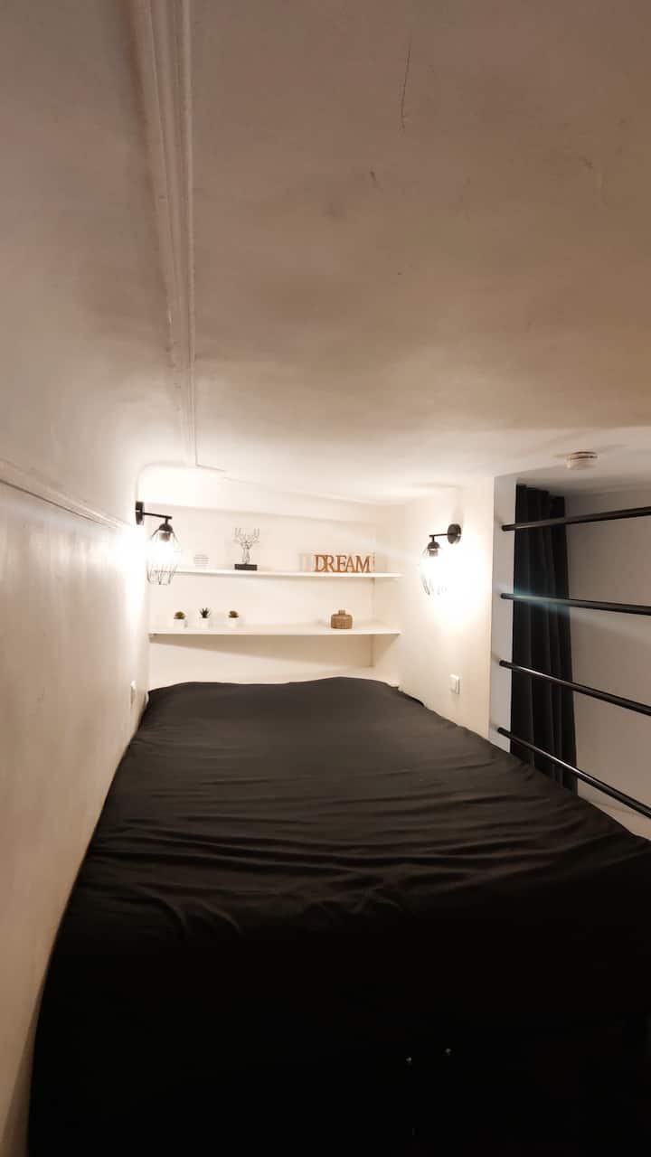 spálňa, posteľ je na medziposchodí. 

Strop je pre vašu informáciu nízky.