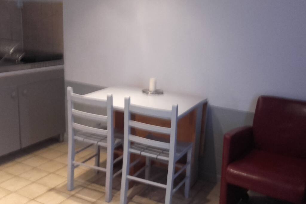 table pliante peux contenir six personnes.