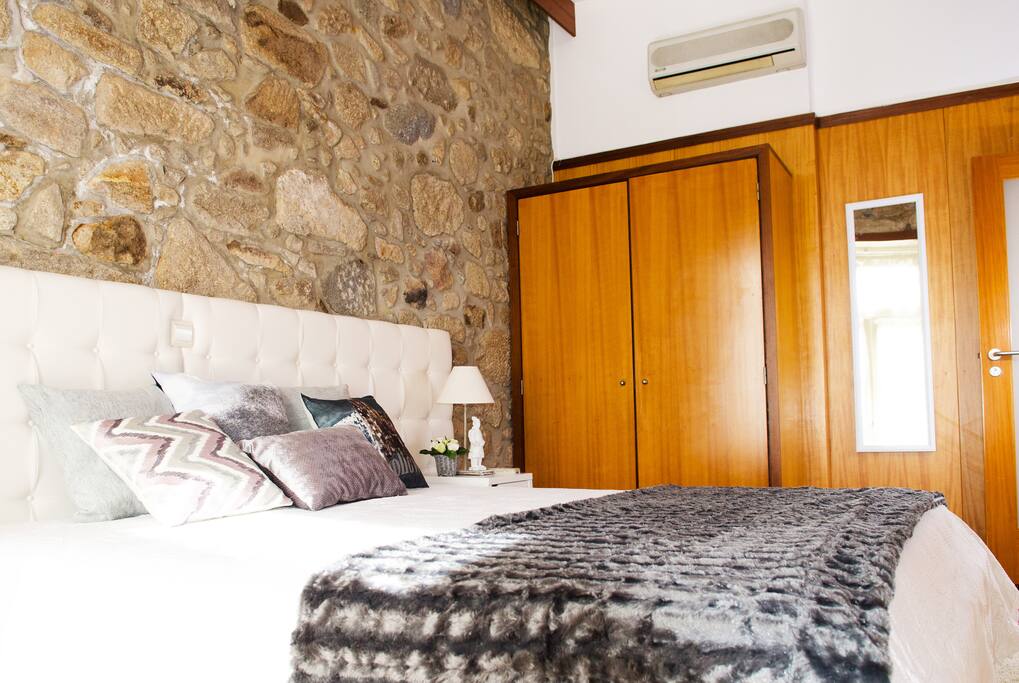 Quarto com cama de casal. II Double Bedroom