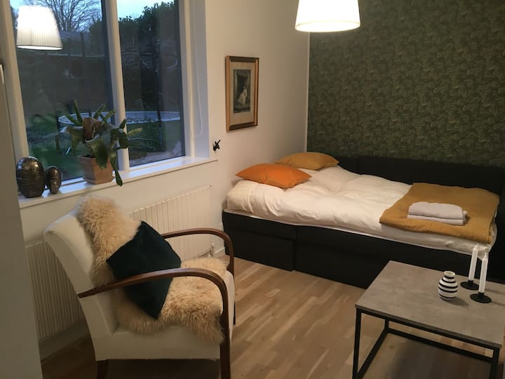 Spálňa č. 2 
Hneď vedľa spálne 1 a 3 a vedľa malej kúpeľne. Môže ubytovať jednu alebo dve dospelé osoby. Veľkosť postele: 150 x 200 cm