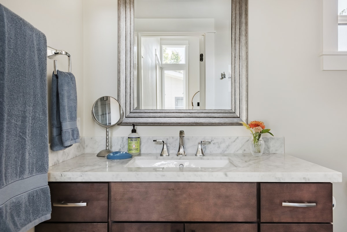 Charming Chestnut Carriage House in East Austin