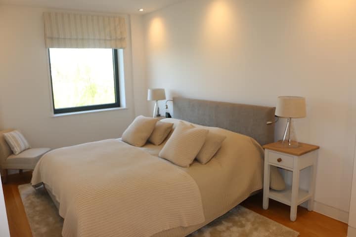 家外之家床上用品，配备超级加大双人床、Tempur床垫和枕头。 