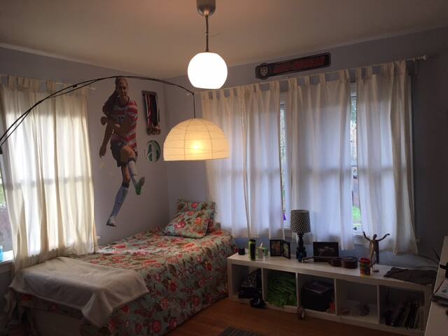 Portland Home with garden gallery image 4