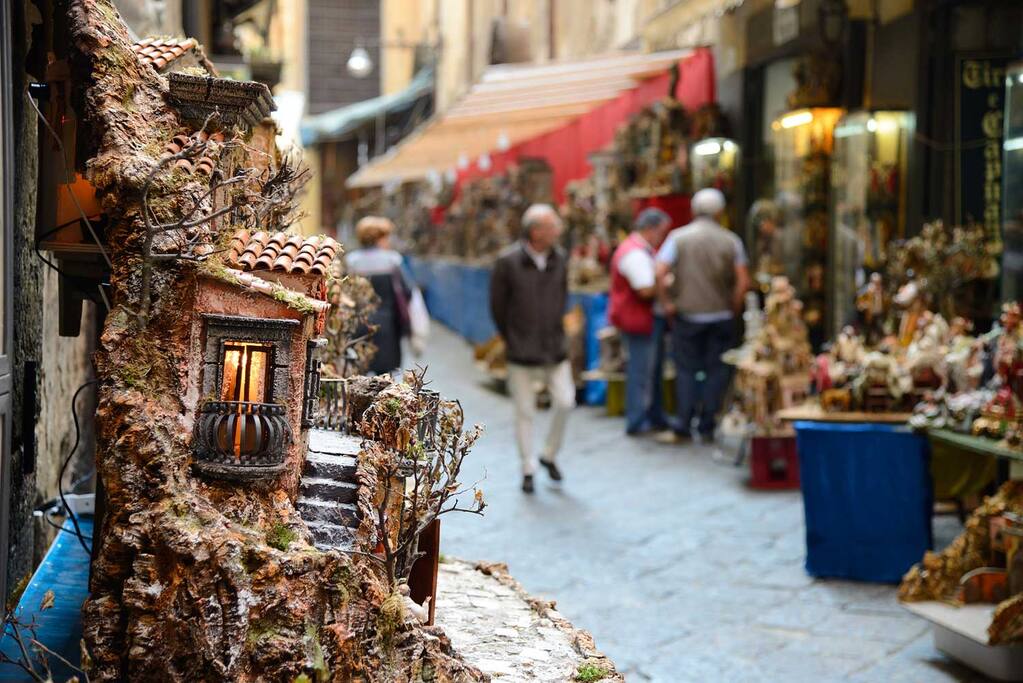 San Gregorio Armeno, la famosa via dei pastori, a cinque minuti a piedi