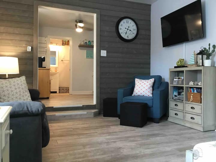 No Regrets Studio Getaway Short walk to the beach! Guest suites for