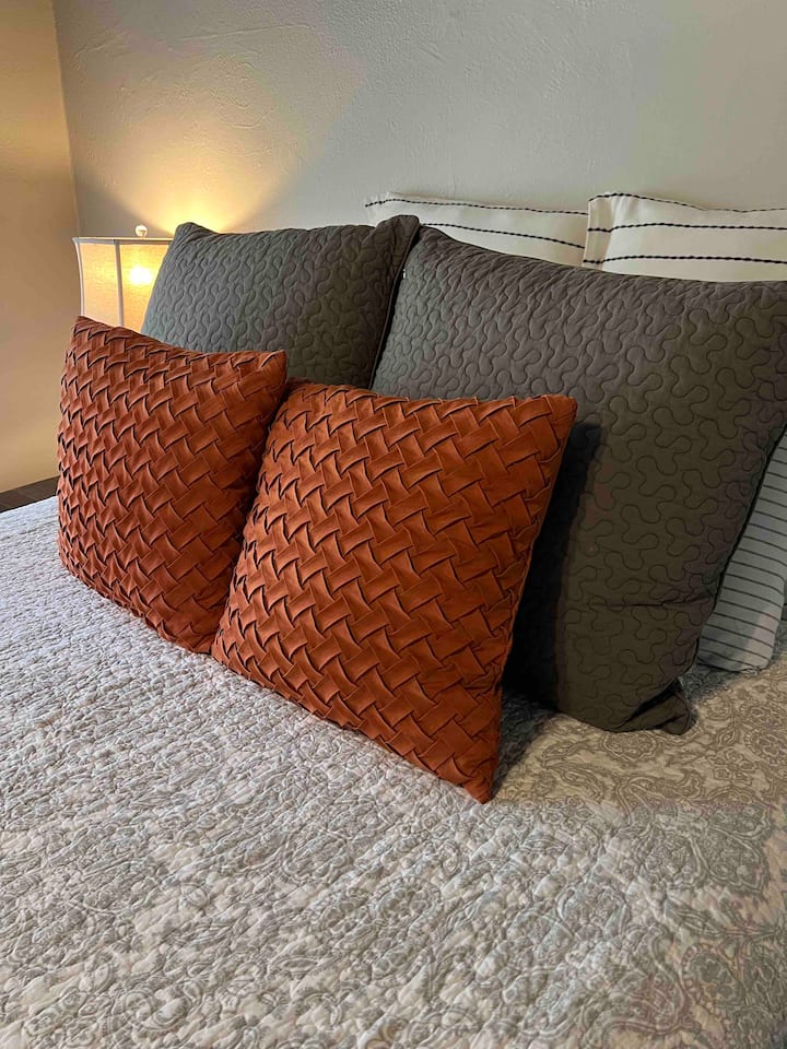 Kitanda cha Malkia cha ukubwa wa starehe kilicho na Godoro la Umbo la Umbo na Mashuka ya Kuhesabu ya Uzi wa Juu 