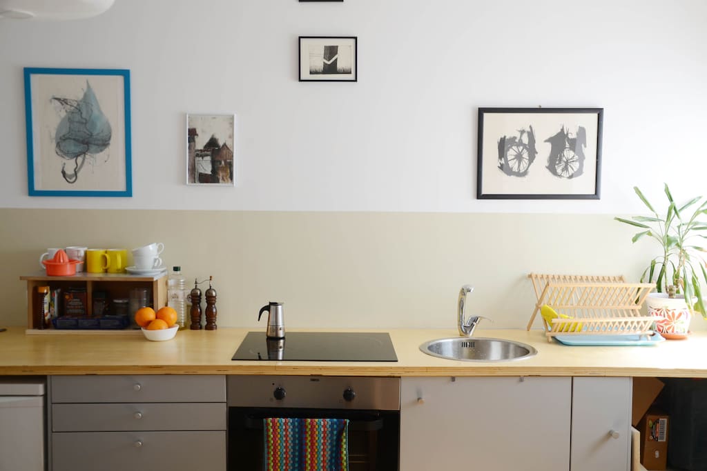 Cocina con orno y todo lo necesario para cocinar. Kitchen with oven utensils, pots and pans...