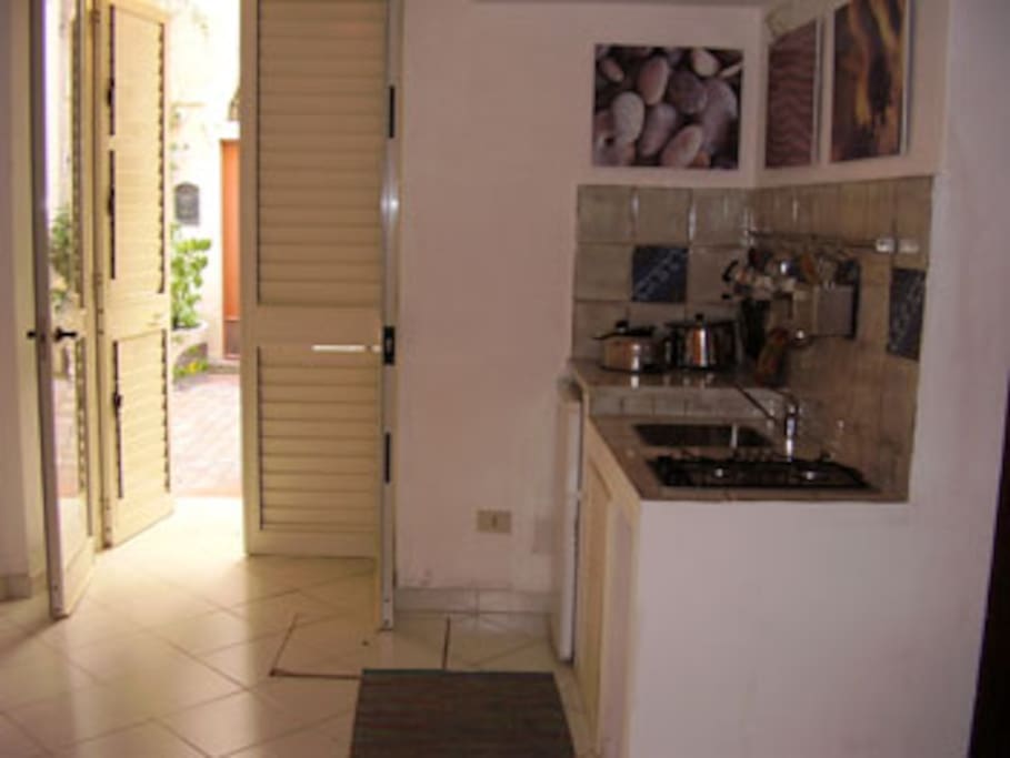 ingresso e cucina- entrance and kitchen