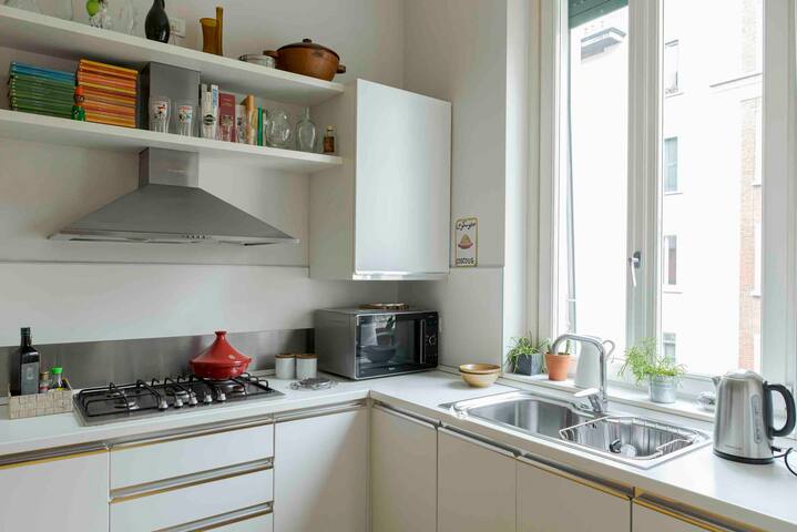 Quiet and Sunny 4-room Flat in the Heart of Milan gallery image 4