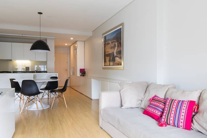 Შეკრული და ნათელი მისაღები ოთახი - სასადილო ოთახი