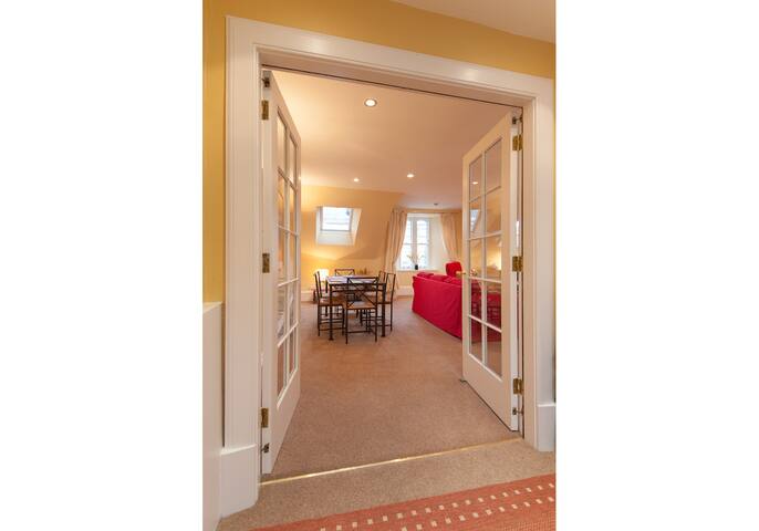 On Royal Mile, unusually spacious apartment gallery image 5