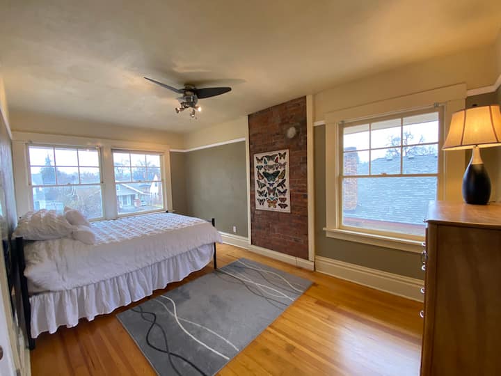 חדר שינה גדול עם חדר ארונות גדול.