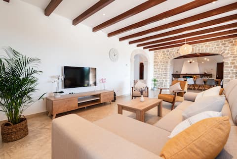 Top Airbnb: House with a swimming pool, barbecue, A/C, and Wi-Fi en Santanyí