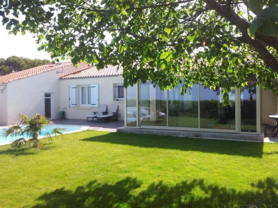 Accès chambre par la porte gauche de la piscine