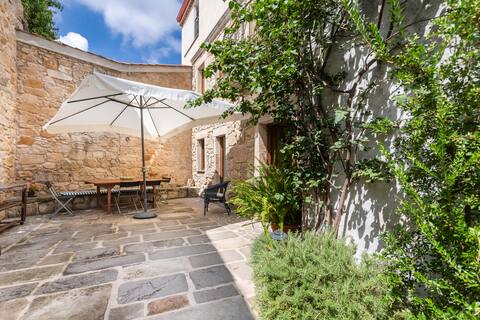 The Courtyard (IUN R7829)