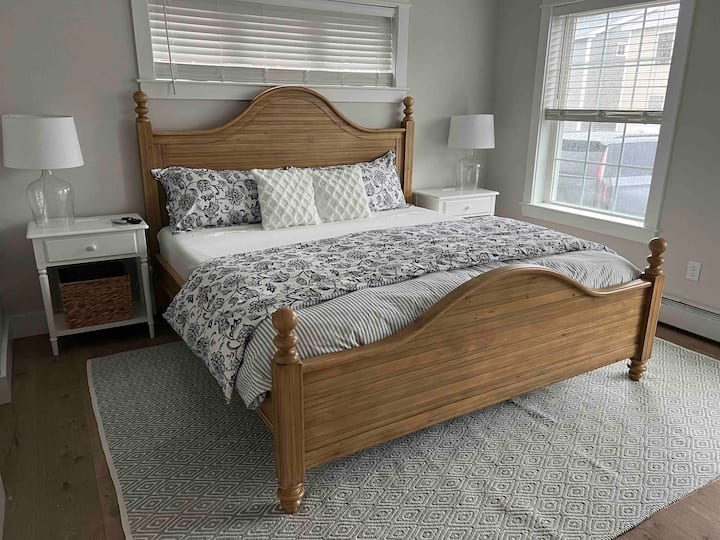 Საძინებელი 1 (ხედი 1) -  კომფორტული საწოლი, რომელიც მდებარეობს სახლის 1 სართულზე, ძირითადი სრული აბაზანით, 55"-იანი ტელევიზორით, კონდიციონერით და ჭერის ვენტილატორით.