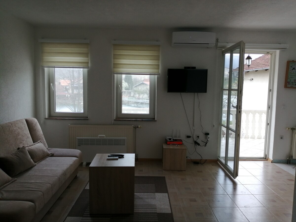 Მისაღებ ოთახს აქვს ორი გასაშლელი დივანი, რომელიც შეიძლება შეიცვალოს ორ დიდ საწოლზე 