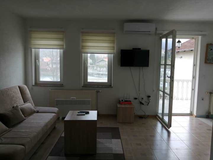 Sebule ina vitanda viwili vya sofa vinaweza kubadilika kuwa vitanda viwili vikubwa 