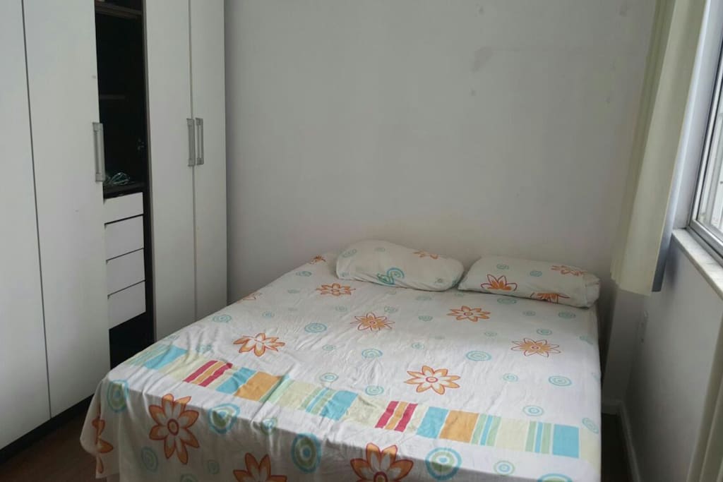 Quarto com cama de casal