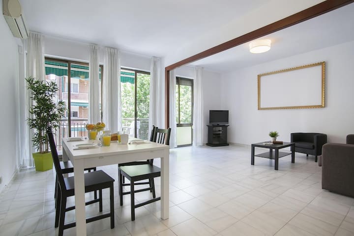 Cozy 3bed/2bath w/balcony close to Sagrada Familia