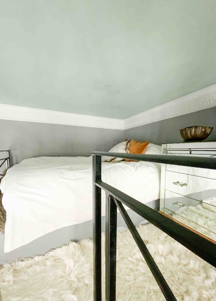 Camera da letto in stile soppalco in stile soppalco