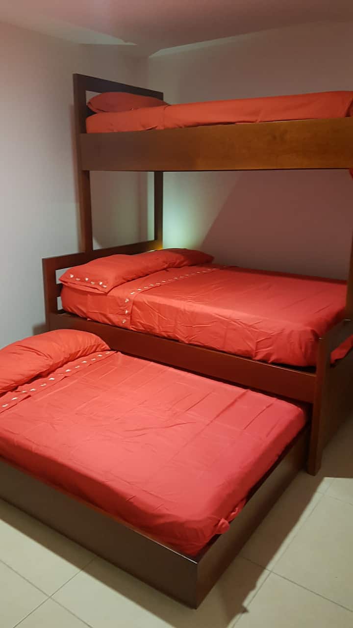 Prízemná spálňa, poschodová posteľ 2 dvojlôžka a 1 jednolôžko