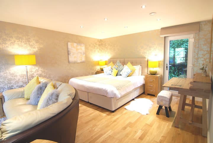 Large superking bed in separate area with oak console