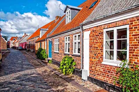 In the middle of the city, close to the fjord, city life, beautiful terrace