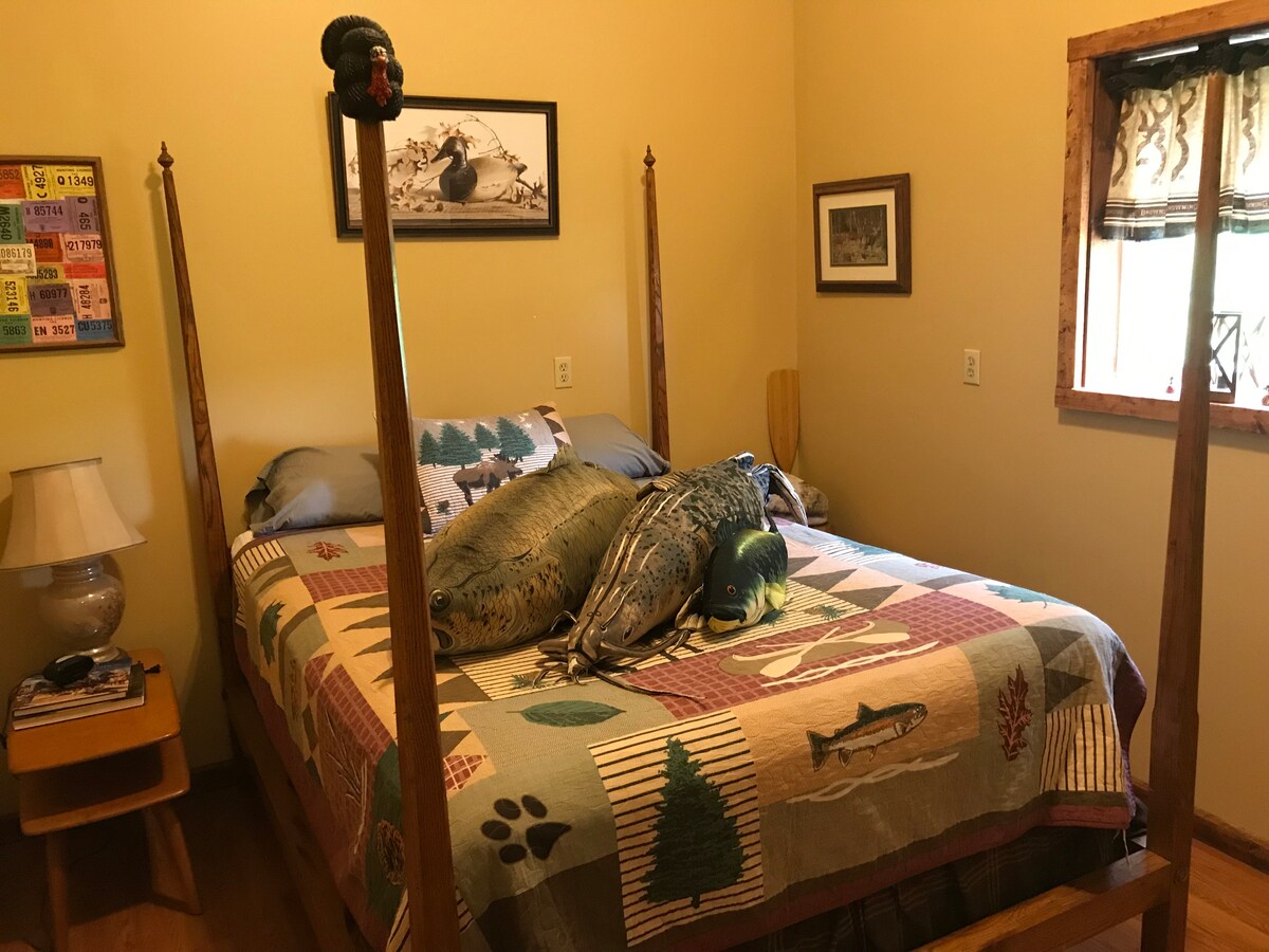 חדר שינה עם מיטת קווין סייז אחת.