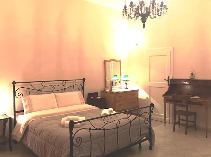 La stanza da letto matrimoniale è arredata con un  gusto elegantemente retrò 