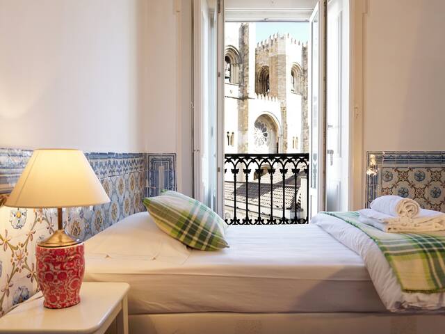 Luminous Cibele: Five-Bedroom Deluxe Apartment gallery image 5