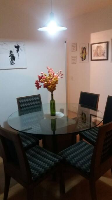 Sala de jantar integrada com o ambiente