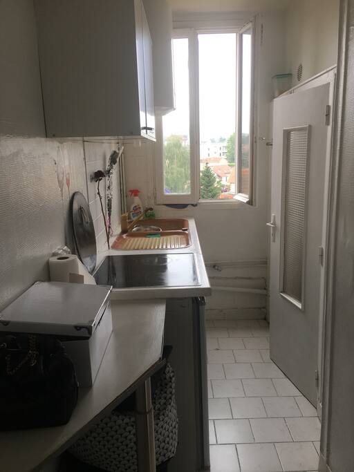 La cuisine équipée d’une plaque électrique et d’un Petit frigo